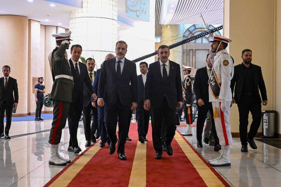 Cumhurbaşkanı Yardımcısı Yılmaz ile Dışişleri Bakanı Fidan Reisi'nin taziyesine katıldı - Resim: 3